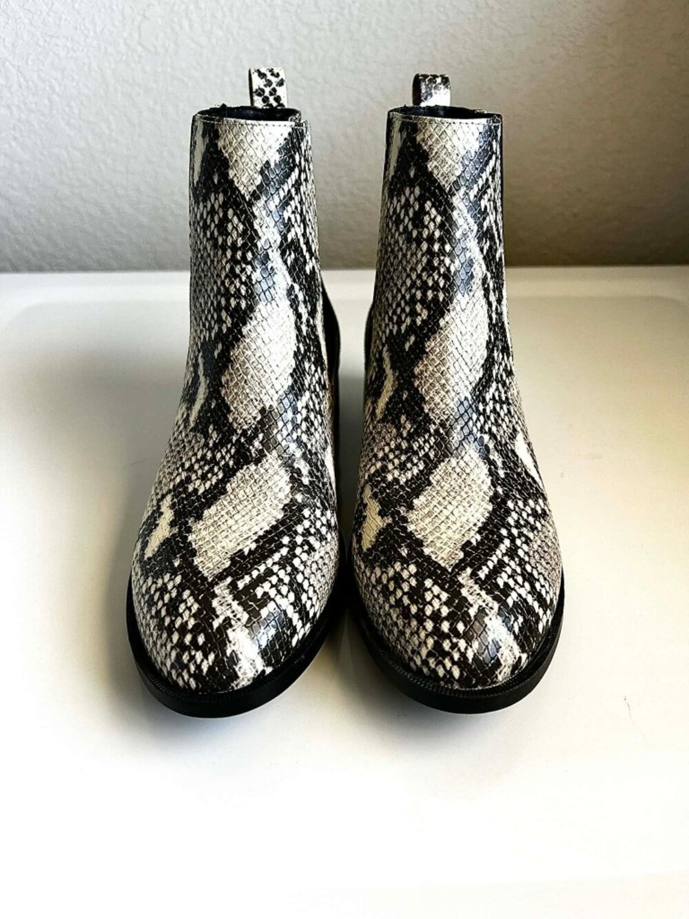 NIB STEVE MADDEN Devan Snakeskin Chelsea Booties Vegan Leather Blk\Cream 9 - Picture 3 of 10